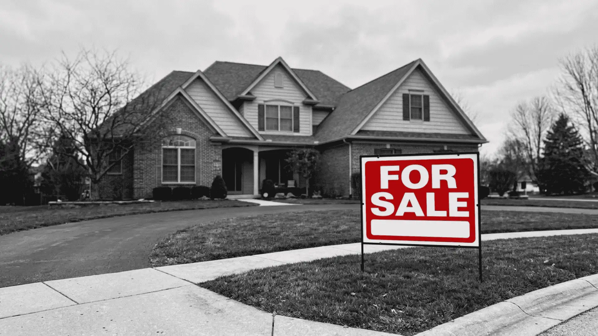 House with a for sale sign in front yard, illustrating selling a property during foreclosure process